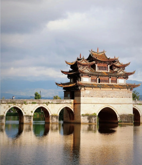 Cầu Song Long Kiến Thủy soi bóng dưới ánh hoàng hôn