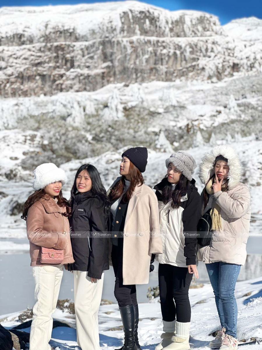 Khách du lịch ViTravel check-in đỉnh núi Kiệu Tử