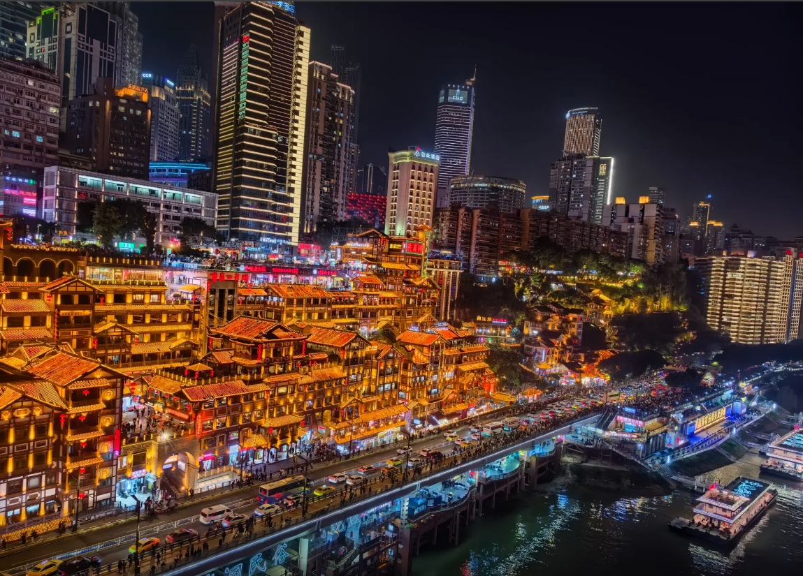 Phố cổ Hồng Nhai Động bên sông Gia Lăng