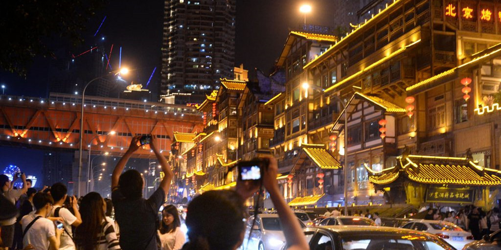 Du khách check-in Hồng Nhai Động Trùng Khánh